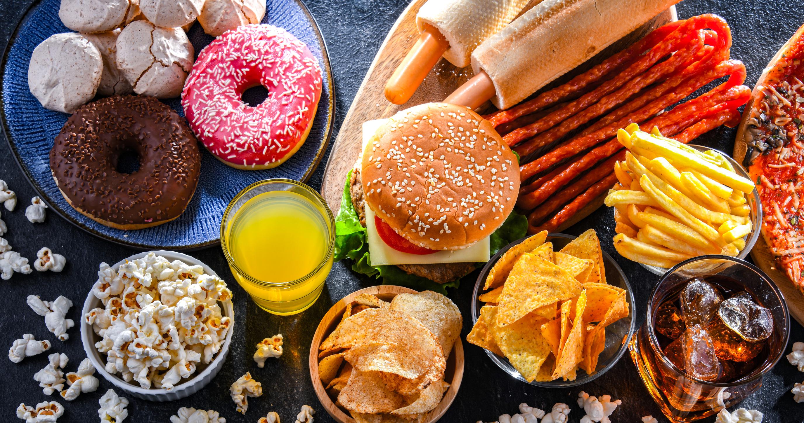 Foods enhancing the risk of cancer. Junk food